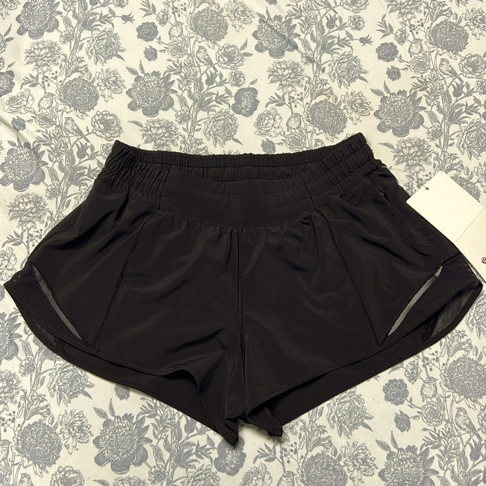 Lululemon Hotty Hot LR Short 2.5" lined